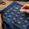 Broderie japonaise sashiko : Histoire, motifs et tutoriel pour débutants